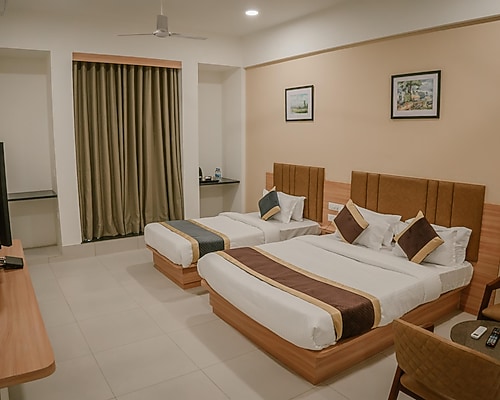 hotel-shree-rudraksh-somnath-comfortable-room.jpg